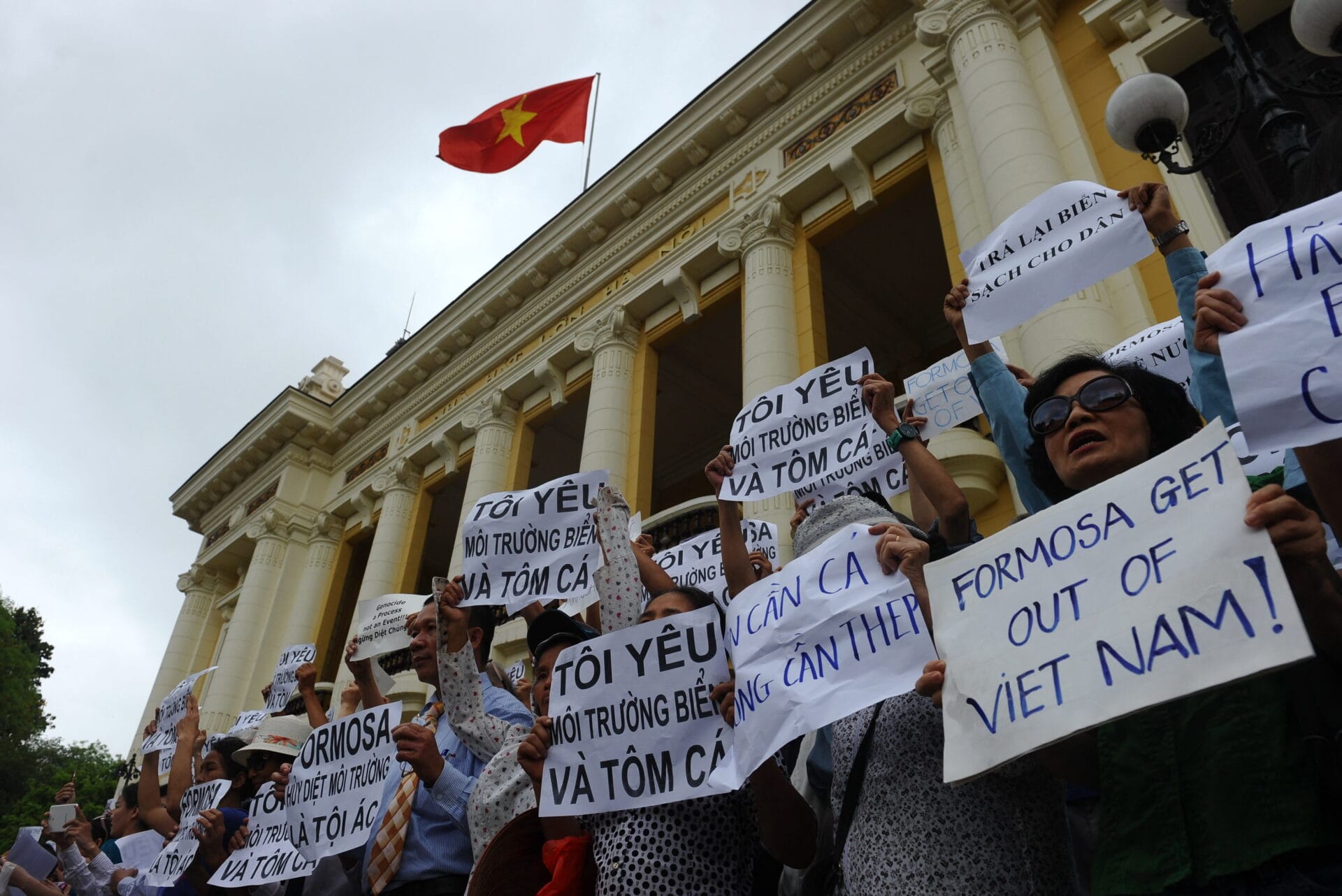 Vietnamese protesters demonstrate against Taiwanese conglomerate Formosa during a rally in downtown Hanoi on May 1, 2016. Around a thousand people poured into Vietnam's two major cities Hanoi and Ho Chi Minh City to protest against Taiwan's Formosa, which operates a steel plant which they claim is causing mass fish kills due to pollution in Vietnam's central coast. (Photo by HOANG DINH NAM / AFP)
